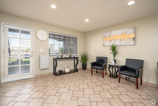 Oficina de arrendamiento - Windrose Apartments