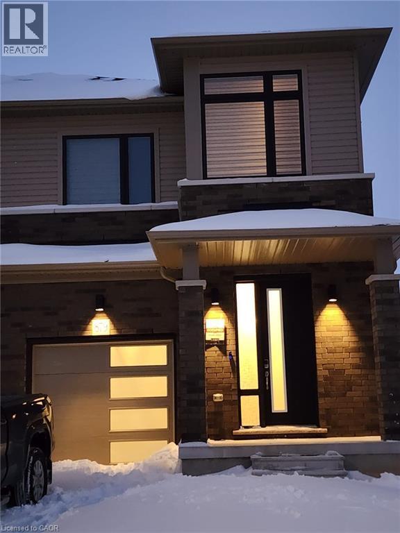 Photo - 879 Douro St