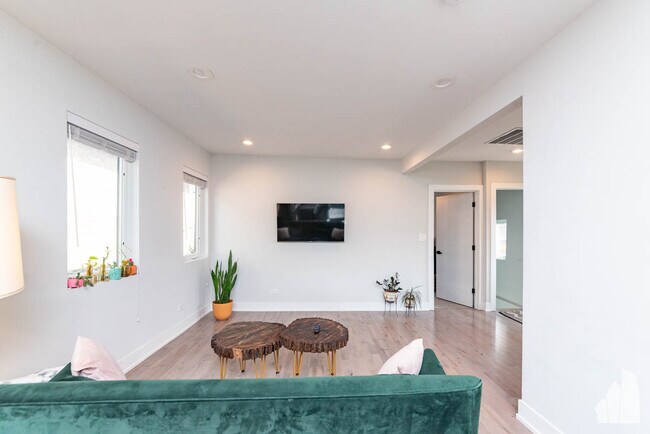 Photo - 1013 W 18th St Unit #  02