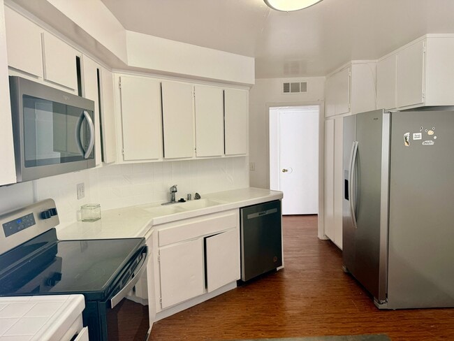 Building Photo - 17440 Burbank Blvd