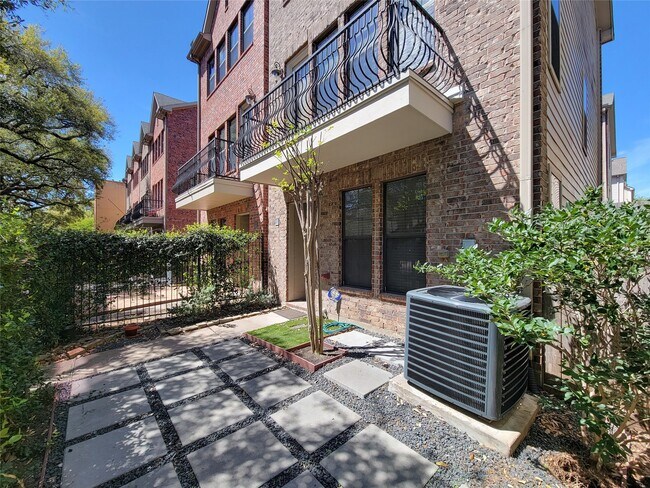 Photo - 2904 Chenevert St Unit F