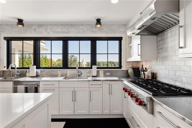 Photo - 118 Howland Ave