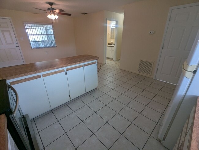Photo - 824 N St Clair Abrams Ave