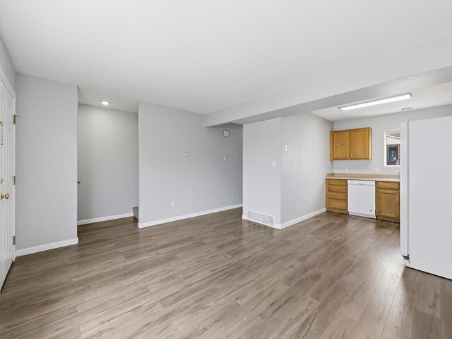 Building Photo - Spacious Townhome with Functional Layout