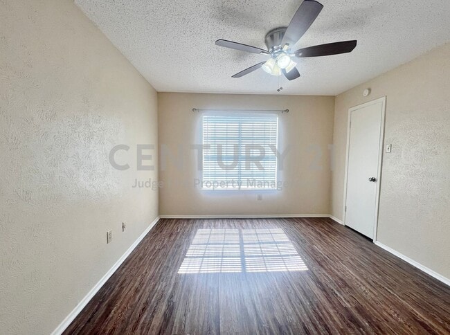 Photo - Beautiful 2-story 1/1.5 Mediterranean Style Condo in Gated Dallas Community For Rent! Unidad 43D