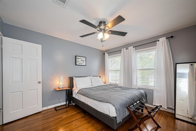 Photo - 2163 University Blvd