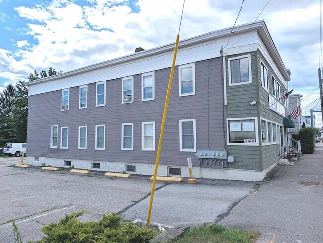 Building Photo - 685 Massabesic St Unit 2