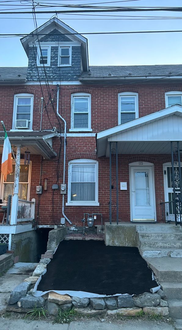 Building Photo - Charming three-bedroom row house available for rent in the desirable Nazareth