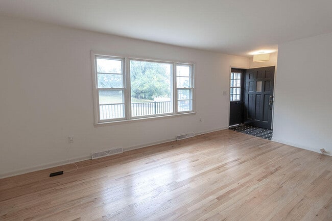 Photo - 100 W Leslie Ln