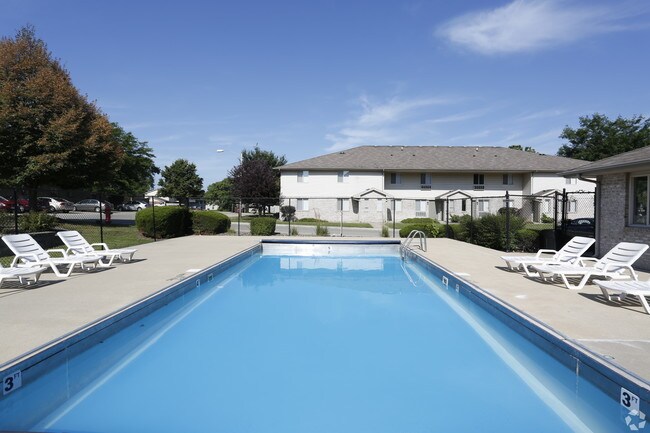 Apartments For Rent Near Illinois State University In Normal Il Photo 305 E Vernon Ave Unit Upper
