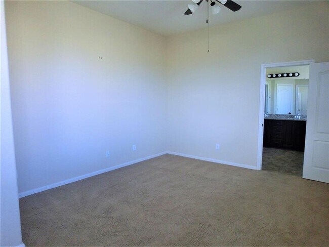 Photo - Discover comfort and convenience in this b...