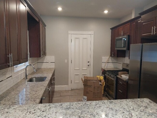 Building Photo - 565 Salem St Unit 2