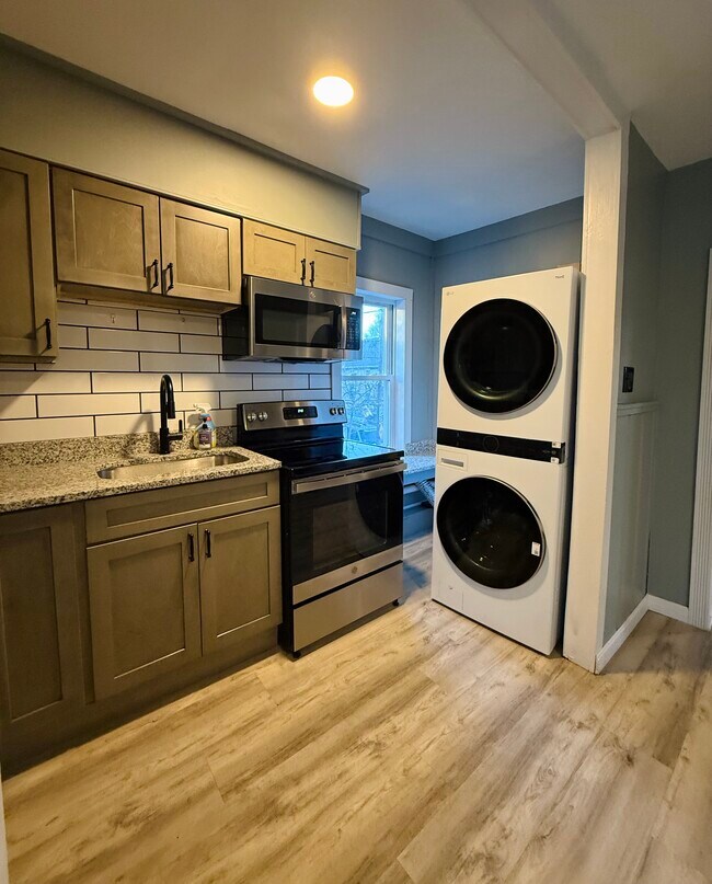 In-Unit Brand New Wash & Dryer - 69 Winchester St Unit 69 Winchester St