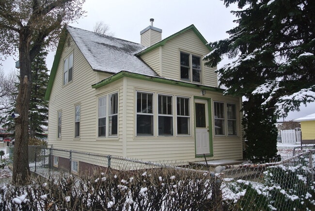 Building Photo - 4 Bedroom House!