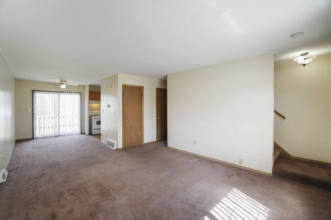 Photo - 550 - MAPLEWOOD PLAZA