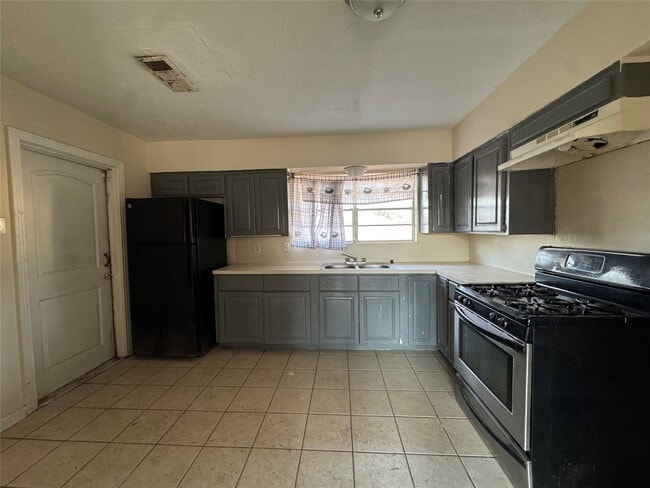 Photo - 8719 Tilgham St