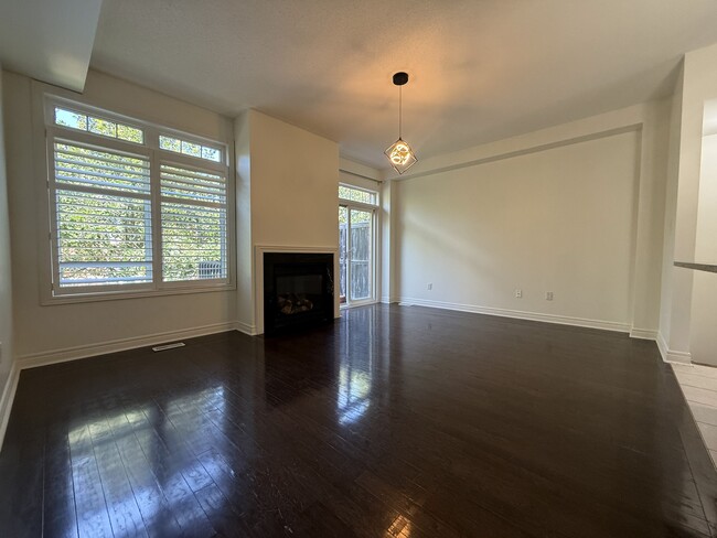 Photo - 4-5710 Long Valley Rd Mississauga ON L5M 0M1