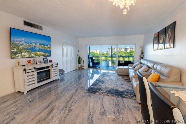 Building Photo - 2801 N Palm Aire Dr Unit 410