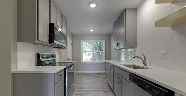 Photo - 1726 S Yale St