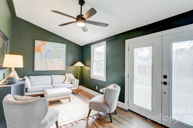 Photo - 2304 Laburnum Ave