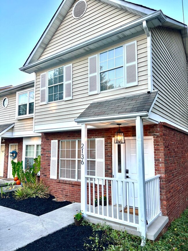 Beautifully Updated 2 Bedroom Townhome in ... - Beautifully Updated 2 Bedroom Townhome in ...