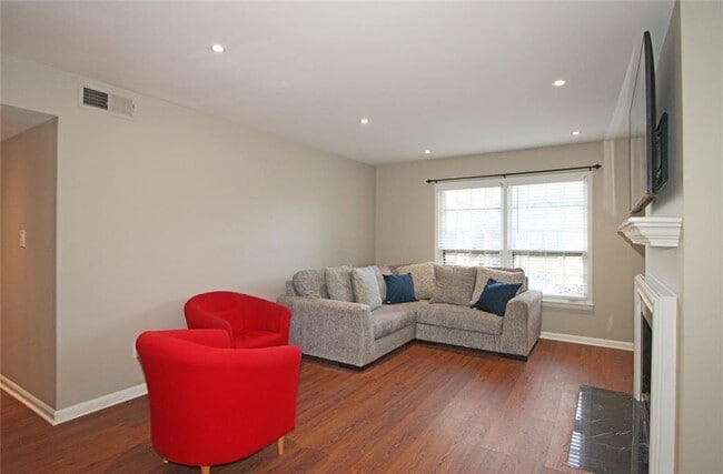 Photo - 38 La Rue Pl NW