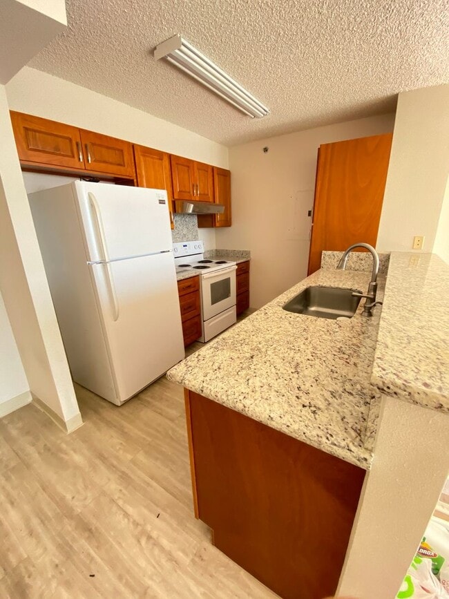Photo - 1450 Young St