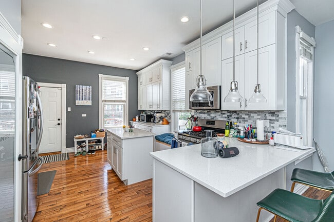 Dining room - 2526 N Rockwell St Unit 2