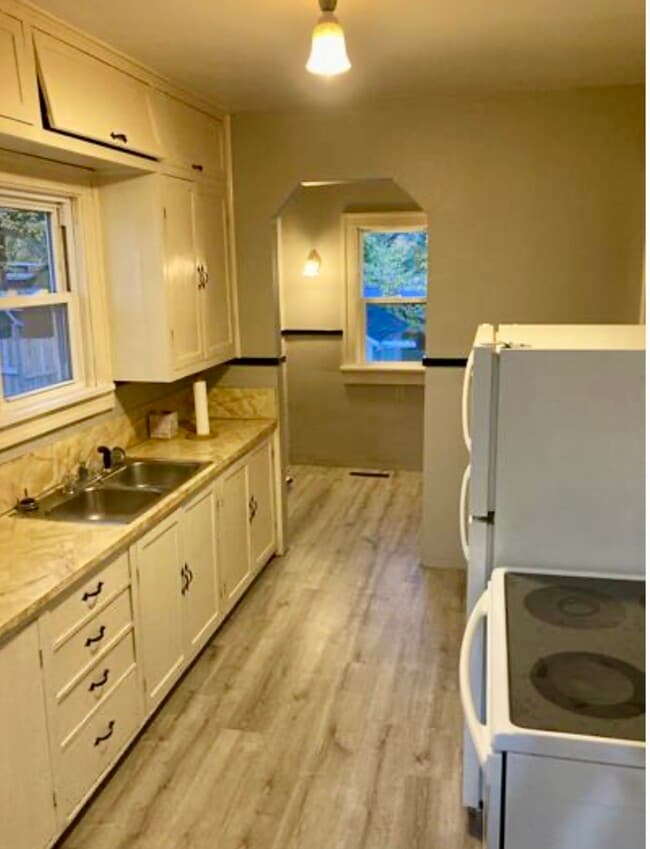 Photo - 630 W 7th Ave