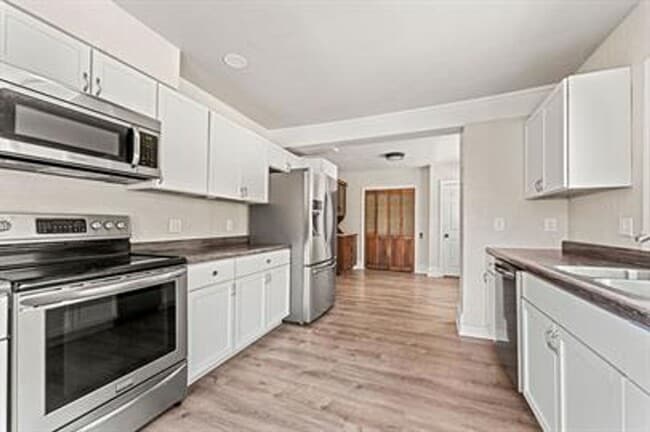 Photo - Gorgeous Victorian 4-bedroom home with Garage in Oshkosh! PETS WELCOME