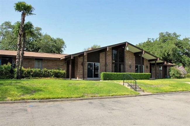 Photo - 100 Royal Way Dr