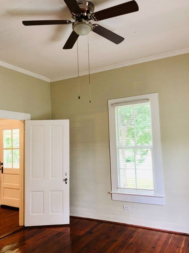 Photo - Plum Street-3 bedroom/2 bath home with large rocking chair front porch!