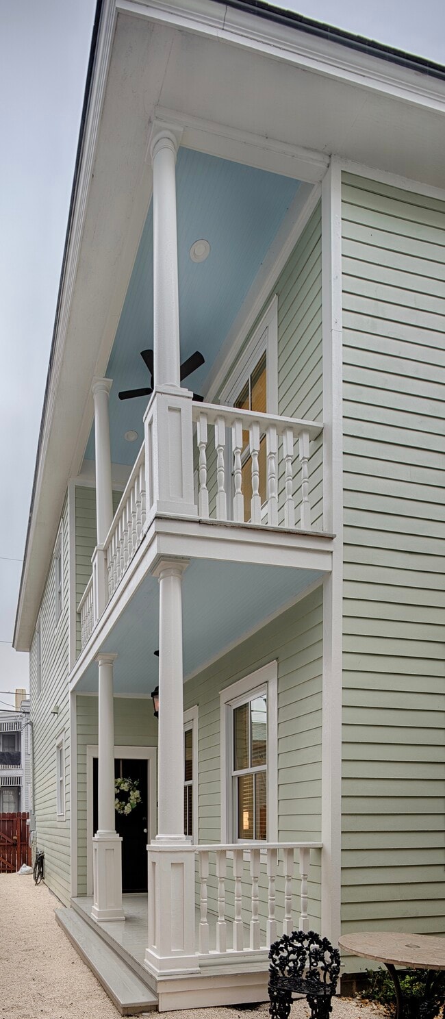 Building Photo - 203 W Waldburg St Unit 1A