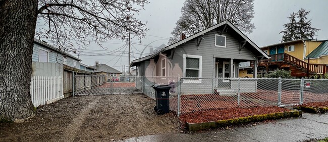 Adorable Craftsman Home in SE Salem - Adorable Craftsman Home in SE Salem