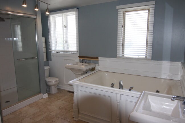 Photo - 1142 W Wolfram St Unit 2