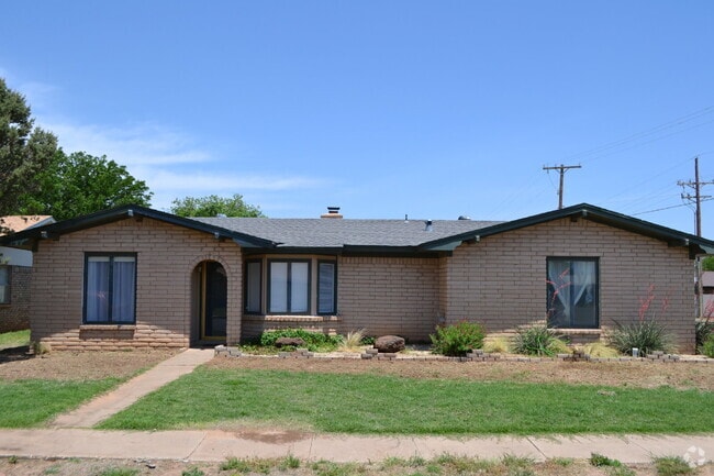 Building Photo - Conveniently Located Beautiful 3/2/2 on Co... Rental