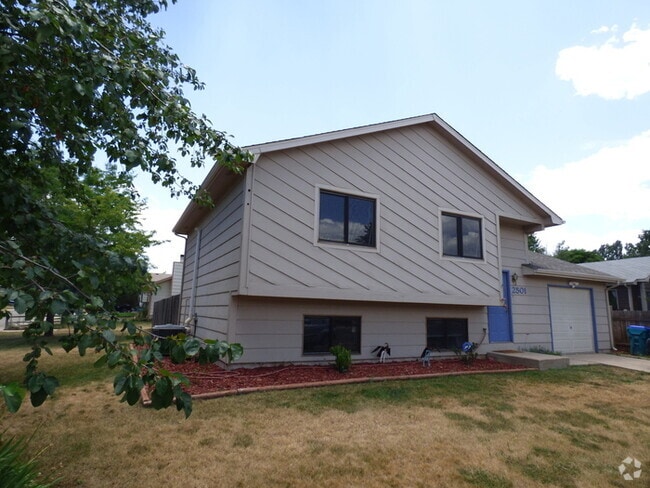 Building Photo - Charming 3 Bed/2 Bath Bi-Level Home Near t...