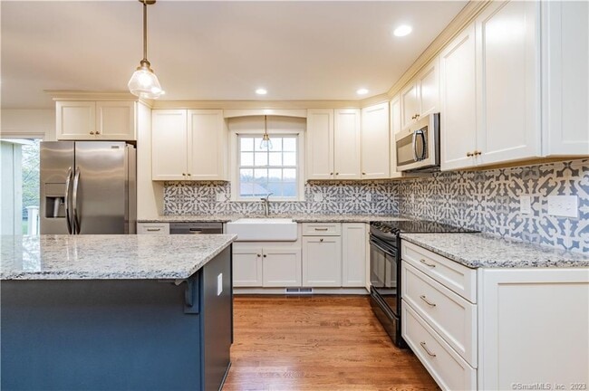 Photo - 1241 Halladay Ave W