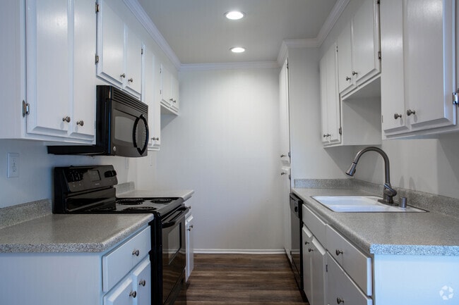 2BR, 1BA - 950 SF - Casa Walker