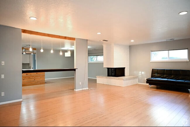Building Photo - 7106 Shoshone Rd NE Rental