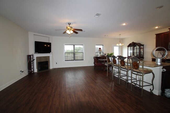 Photo - 650 Dunrobin Ln