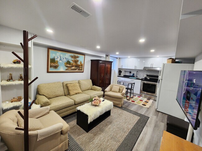 Cozy living room - 670 Millbank Dr