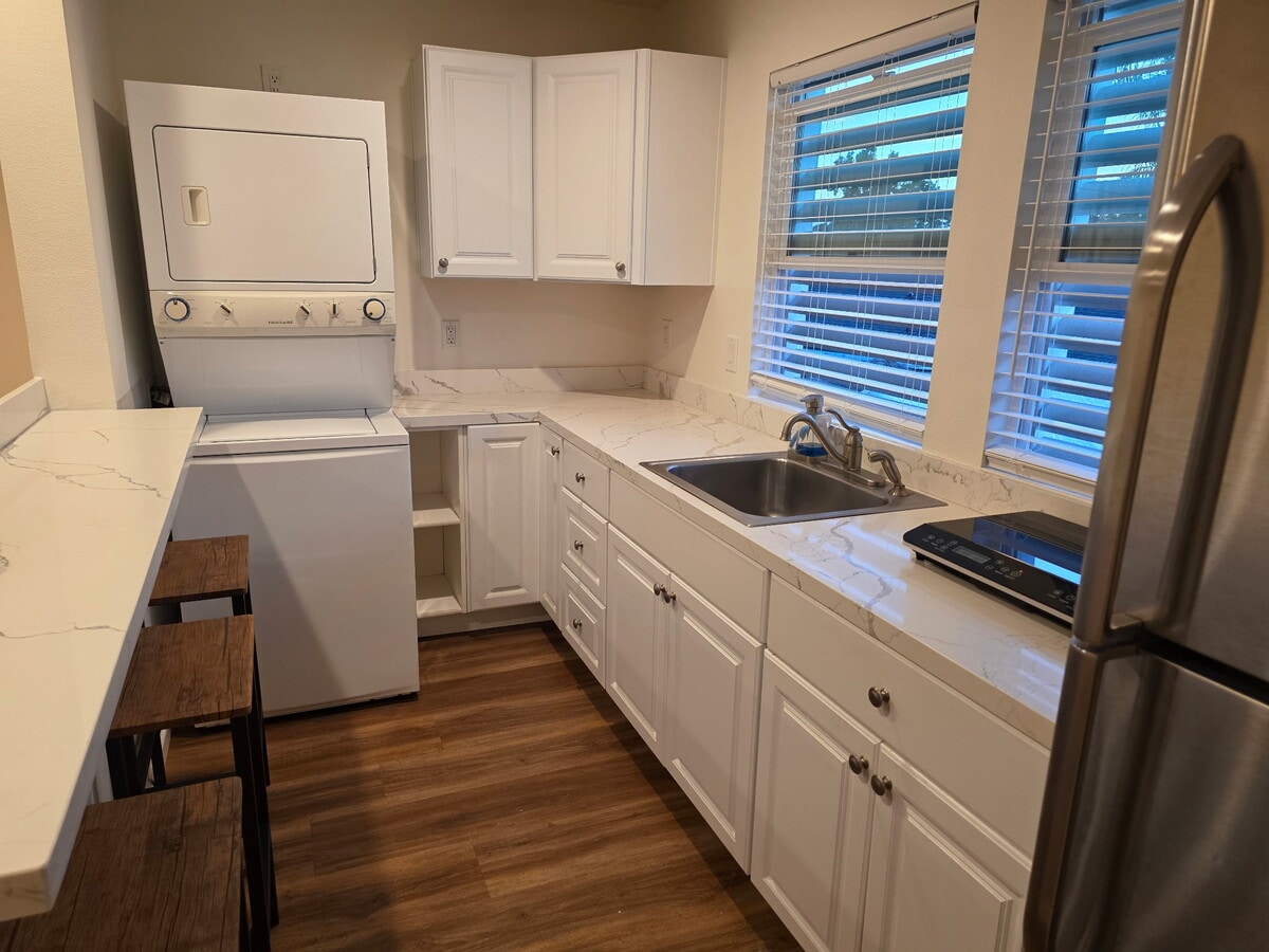 Kitchen - 843 N Orange St Unit 845