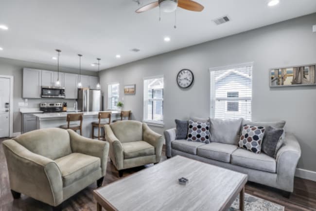 Building Photo - 144 W 5th St