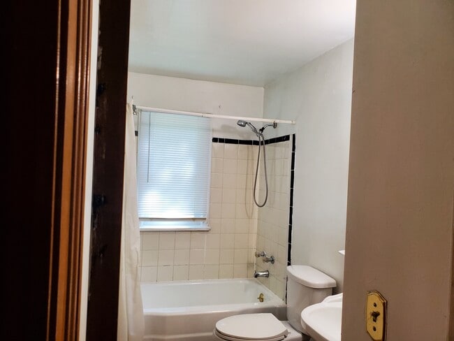 Photo - 3909 Warrensville Center Rd