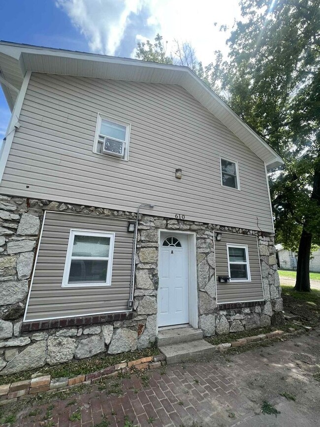 Building Photo - 610 W 9th St Unit 610 W 9th - Apt A