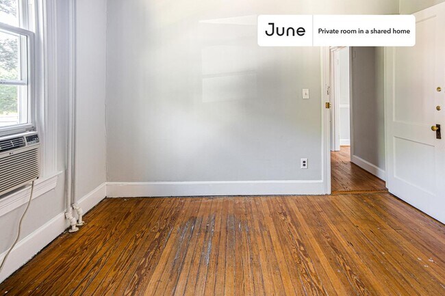 Room in Shared 6 bed/3 bath home in Brookland