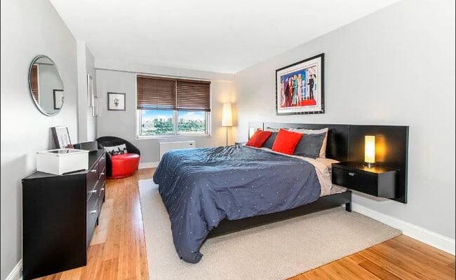 Photo - 555 Kappock St