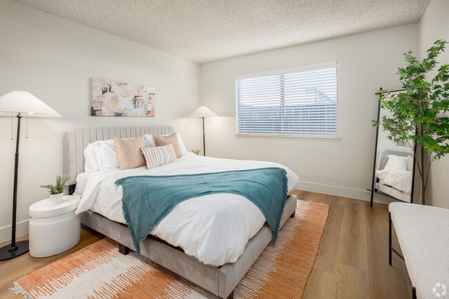 Photo - Standiford Court Apartments