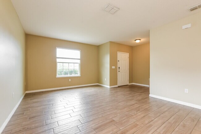 Photo - 121 Daigledog St